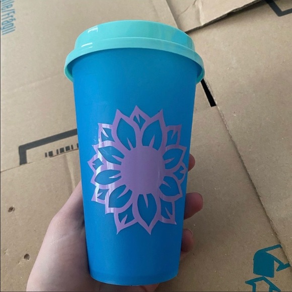 Vinyl cup - Picture 1 of 2